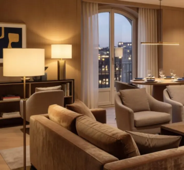 Intérieur du lounge, décor moderne et chaleureux avec éclairages tamisés.