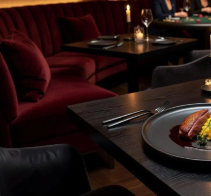 Plat signature raffiné servi au Bright Clean Team Lounge